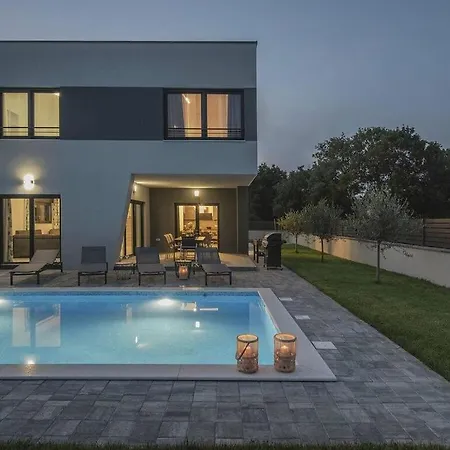 Tika Comfortable Villa Pula